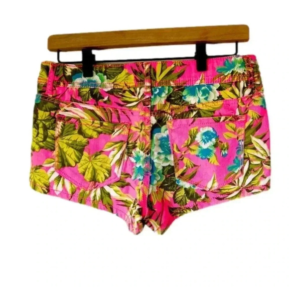 Sale 🦩🦩🦩Pink & Floral No Boundaries shorts - Picture 2 of 4